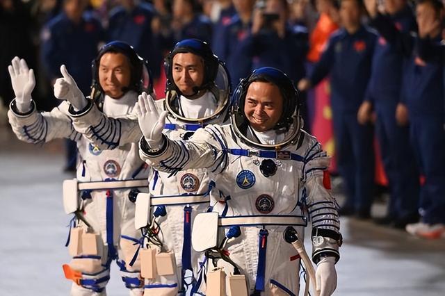 神舟二十一号成功发射！美国封锁失败，中国2030年前实现载人登月