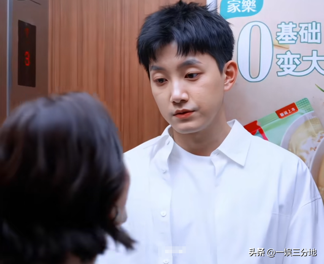 脸颊干瘪，眼神阴森，演技呆，没陈伟霆像霸总，赵露思也带不动他