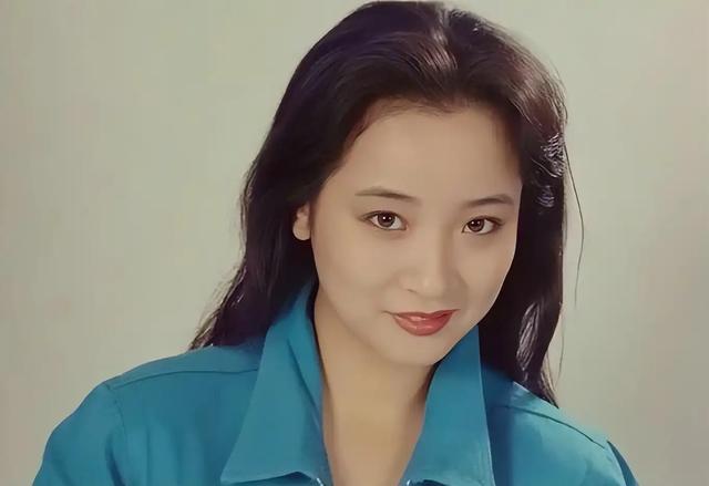 她是国家一级女演员，多次给丈夫戴绿帽，重病丈夫坐轮椅也不离婚