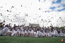 特朗普西点军校演讲 抨击美国前任领导人政策图片