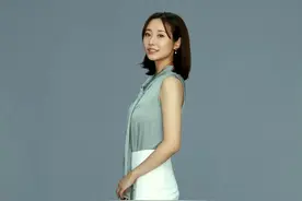 李纯是第一个这样公开纹身️“♠️”的吧，这体态比例绝了 ​​​图片