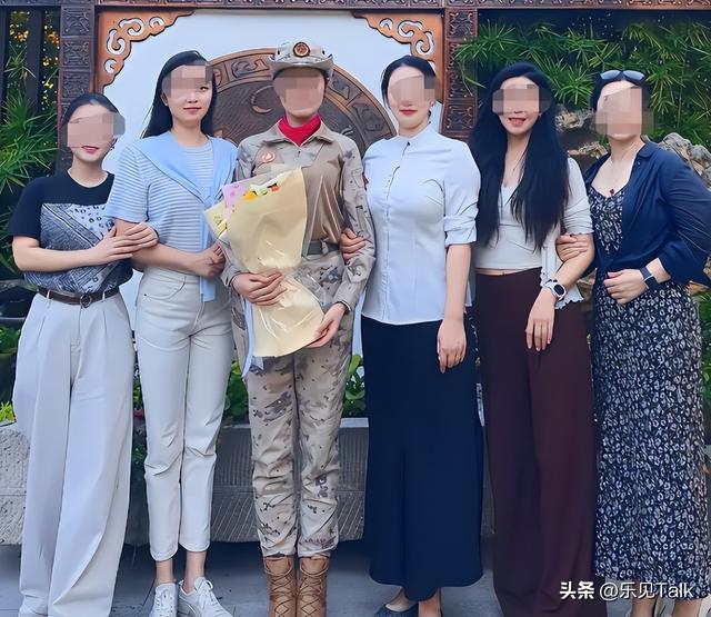哗众取宠！93受阅女兵参加婚礼，穿着打扮被骂惨，评论区当场炸锅