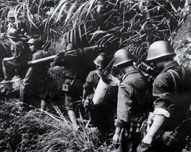 86年老山战场，亲吻临终士兵的女战士张茹，29年后去他墓前探望
