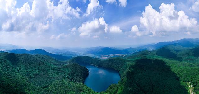 龙湾群火山口湖寻奇：在吊水壶与西夹荒邂逅地质与人文的诗篇