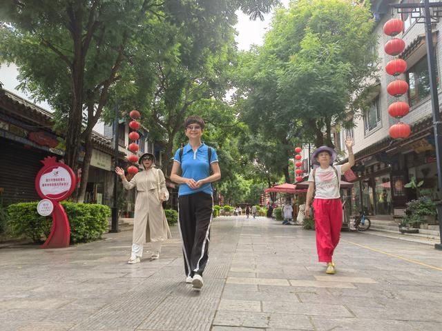 楚雄和凉山，全国两大彝族聚居区，彝人古镇小吃满街，晚餐仅26元