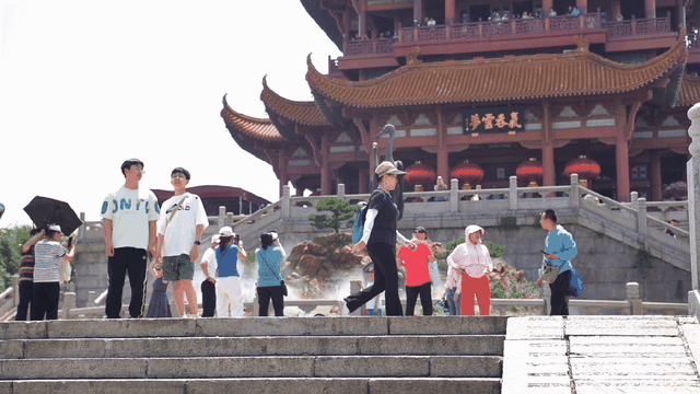 登高揽胜！她见证武汉巨变，三镇风华依然“于斯为盛”