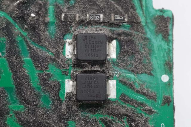非大型切割机搞不定这大块头！九号1080W ebike新国标充电器拆解