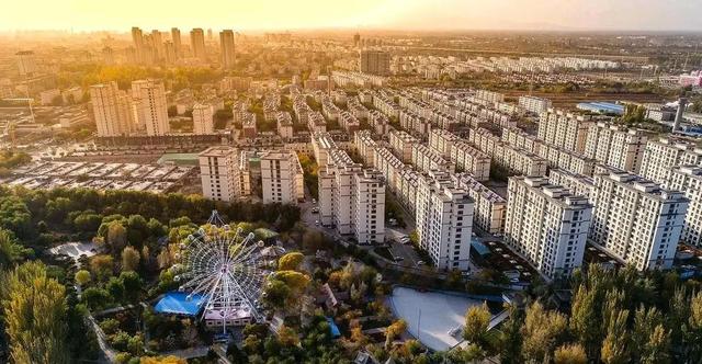 甘肃面积最大的地级市，比14个兰州，6个陇南还大，人口不足110万