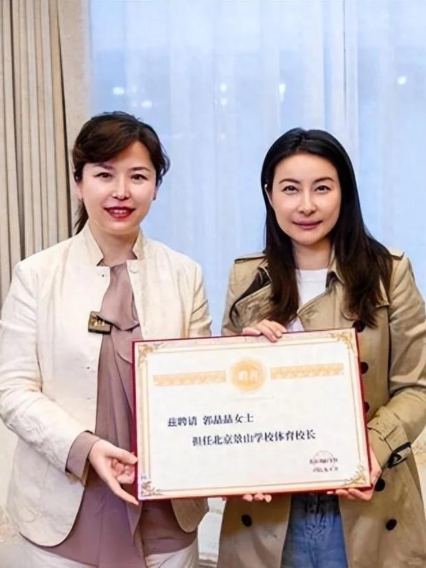 终于等到这天！官媒发文，高调官宣44岁郭晶晶喜讯，霍震霆说对了