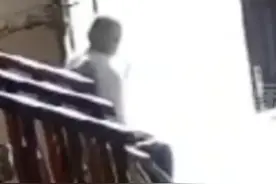 儿子给父亲盖衣，发现已安详离世，评论让人泪崩：爷爷是有福之人图片