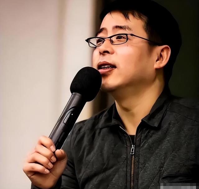 曾扬言要让中国向世界道歉的阿丘，被央视除名后，如今过得怎样