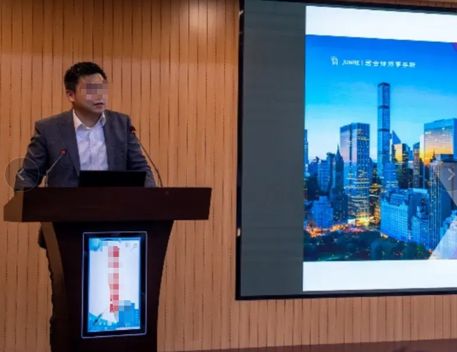 女子偶遇老公陪小三产检，薅其头发泄愤，老公身份被扒，网友气炸