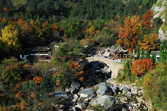 黄山翡翠谷秋韵，溪水映红叶，藏在山水间，一步一景皆是诗情画意