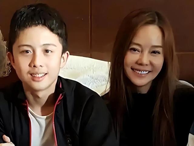 被畸形母爱毁掉的星二代，母乳12年，同床15年，荒唐的事不止于此