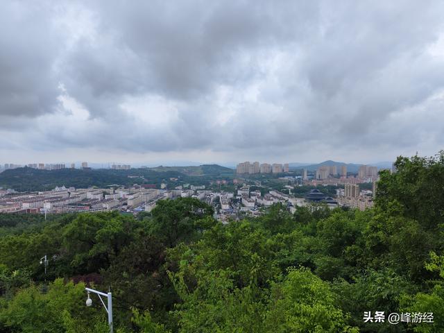 吉林初印象，爬玄天岭寻清代炮台，俯瞰雨后的城市美景