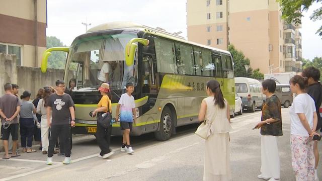观山湖区多部门联合执法 护航旅客打卡酱酒文化馆