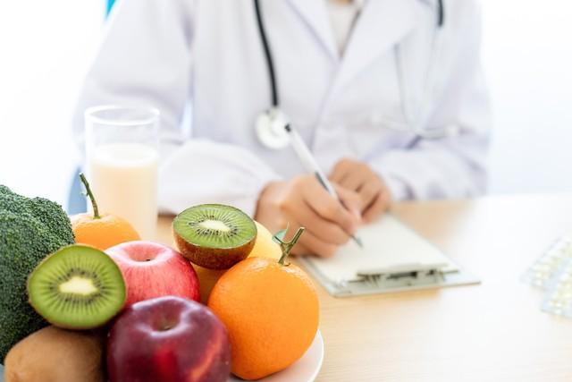 肝不好，不能喝牛奶？医生：不想肝脏受损，这4样再好吃也要忌口