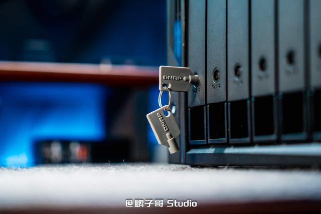 威联通新品NAS Qu805开箱：家用级定价、企业级性能,真香!