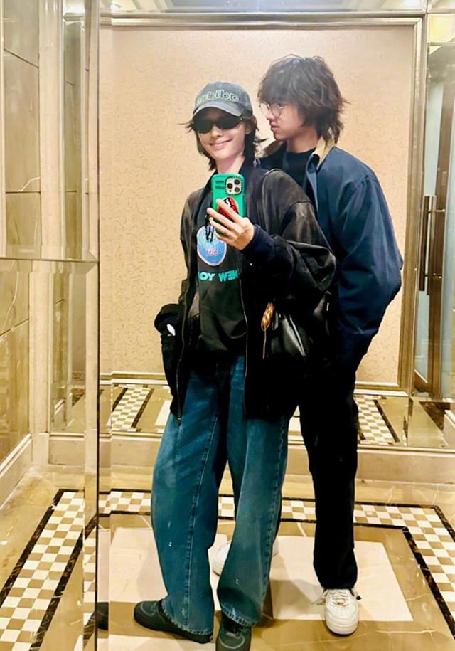 白百何前夫约会被拍，陈羽凡都50了依旧是潮男，女友像黏人小媳妇