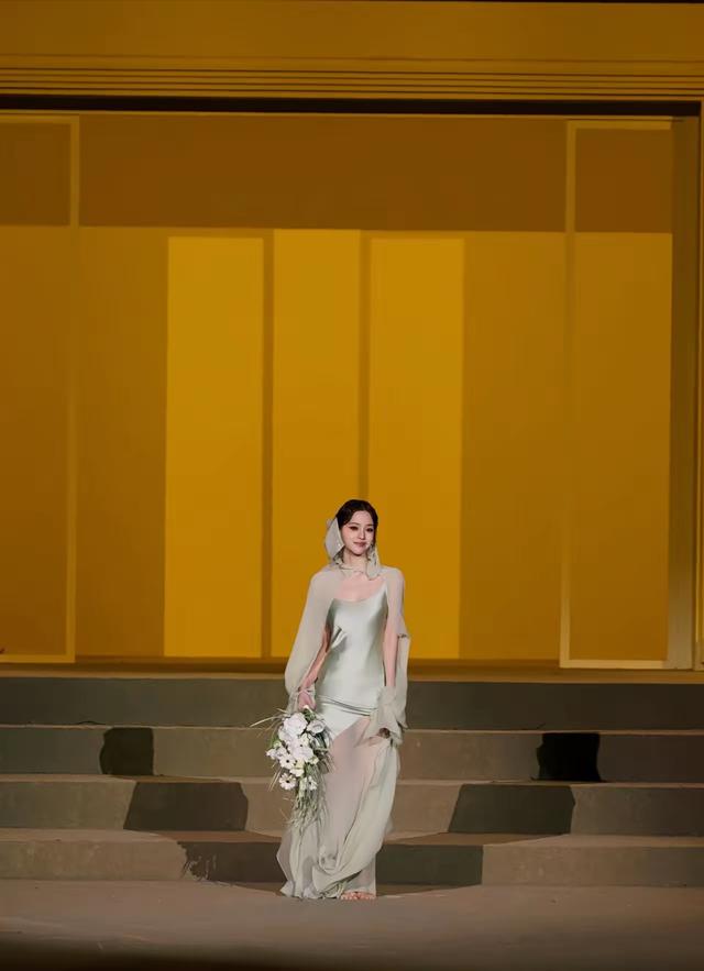 打底裤都露了天呐 ！这裙子存在的意义是啥