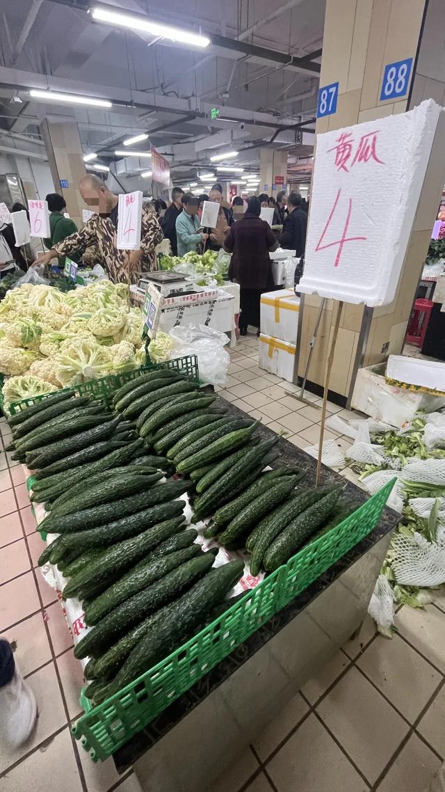 轨道直达的赶场地!地方超大,东西多,买菜这些超方便
