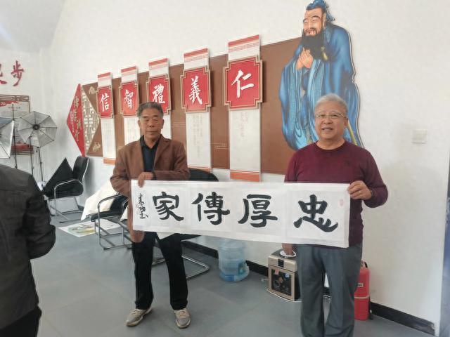 重阳佳节将来临 创作墨宝送老人
