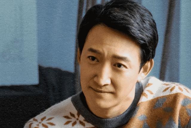 和蒋欣相恋多年，他转身娶了小4岁娇妻，如今妻子和他红透半边天