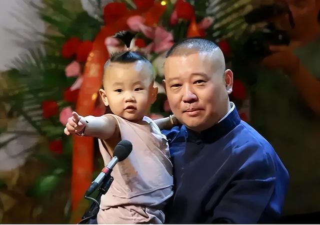 郭德纲一家现身上海，王惠穿绿裙胖到没脖子、10岁郭汾阳眼斜嘴歪