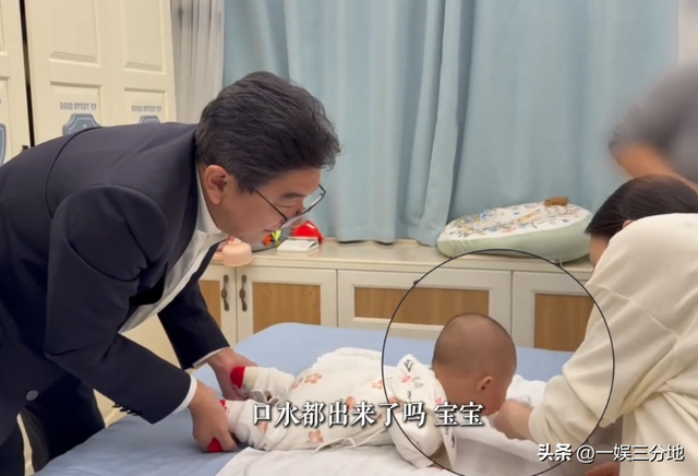 水均益跑泉州给女儿带娃，和前妻罕见同框，主动搭话对方却不理他