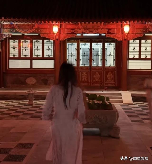 王诗龄大半夜晒北京小院，穿旗袍拍照面无表情，上演中式恐怖