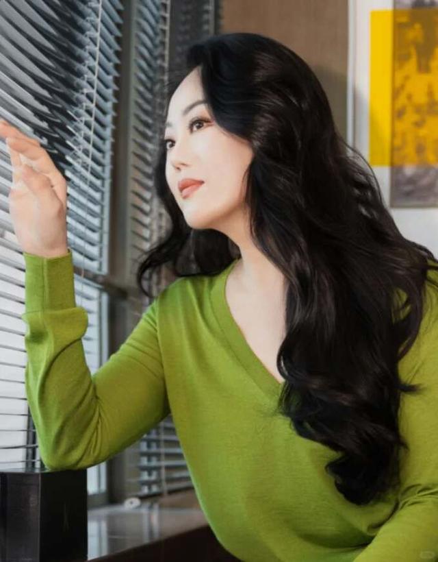 看了62岁的章小蕙，我悟了：衣不松、发要卷，珠圆玉润才贵气