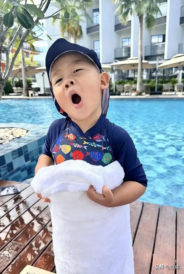 62岁歌手谢东带两儿子游泳	，两儿子才那么大，跟他很像是爷孙辈！