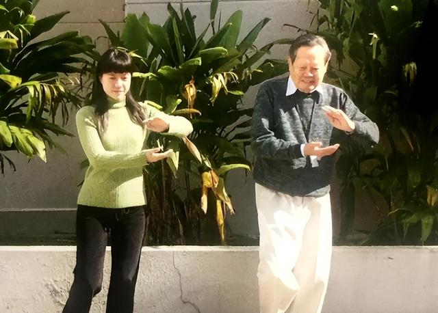 杨振宁去世仅半月，翁帆近况曝光，入职清华没编制，杨光诺没说错