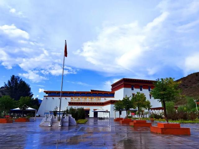 【免票啦~】教诲如春风，师恩似海深，五当召景区祝全体教师“教师节快乐”