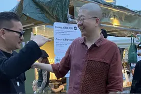 36岁李诞在上海，一个人外出逛街，打扮土气老成，好像退休的大爷图片