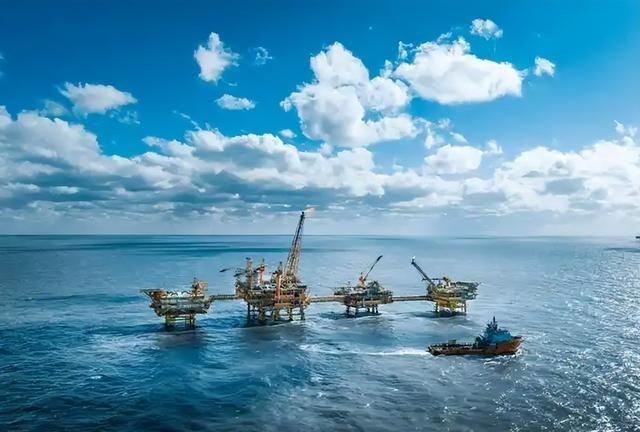 美媒：中国建造全球最大航母，12万吨核动力，可上舰100架歼35