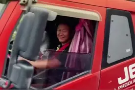 负重前行！开货车女儿偶遇开货车父母鸣笛招手图片