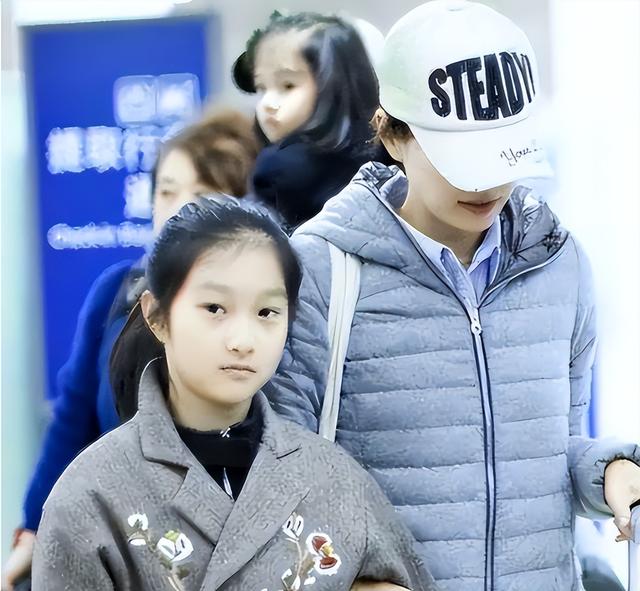 49岁马伊琍没想到，辛苦养大的17岁女儿文君竹，早为亲爹文章争光