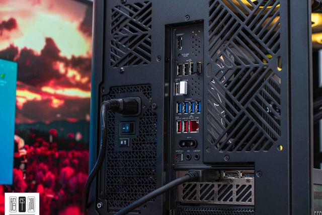 曲面玻璃的通透美学：乔思伯 TK-4 装机实录