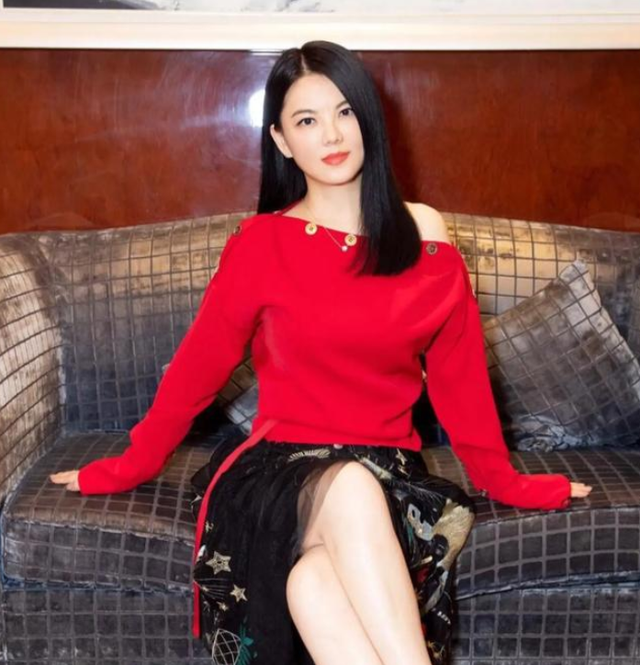 李湘风波再发酵！家境被扒底朝天，父母身份曝光，原来何炅没说错