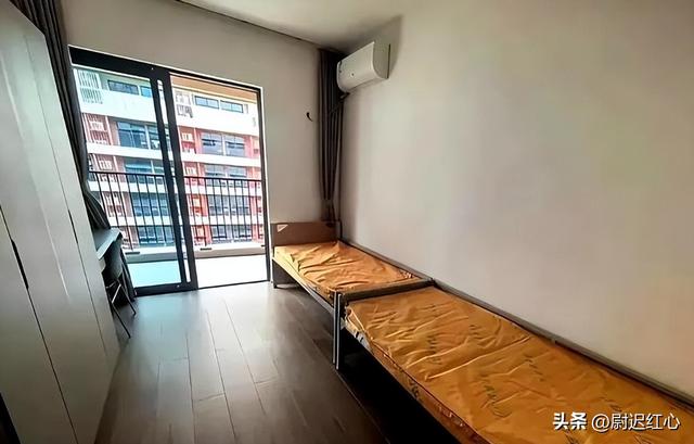 福耀大学宿舍曝光！硬板床被吐槽，网友：放眼全国，这条件都拔尖