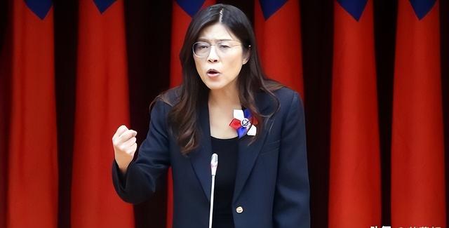 郑丽文不装了？国台办回应武统后	，郑丽文宣称：绝不放弃武力保台