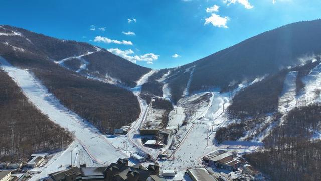 北大湖新雪季迎客，冰雪旅游持续升温
