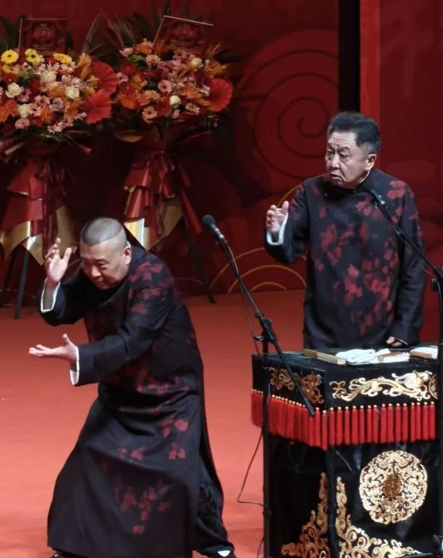 恭喜！杨威徒弟郭胜文	，拜在郭德纲西河门下，有俩师父高兴坏了