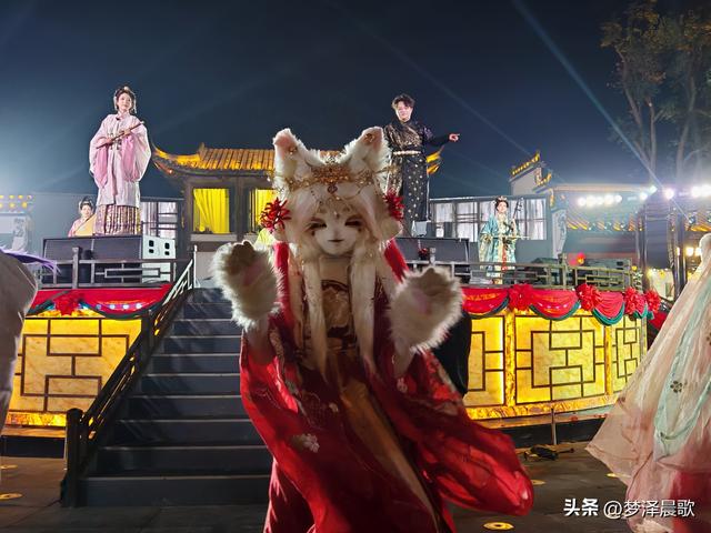 湖北：祥云湾庆典燃爆文旅圈 三喜临门夜 千人天灯点亮浪漫星河‌