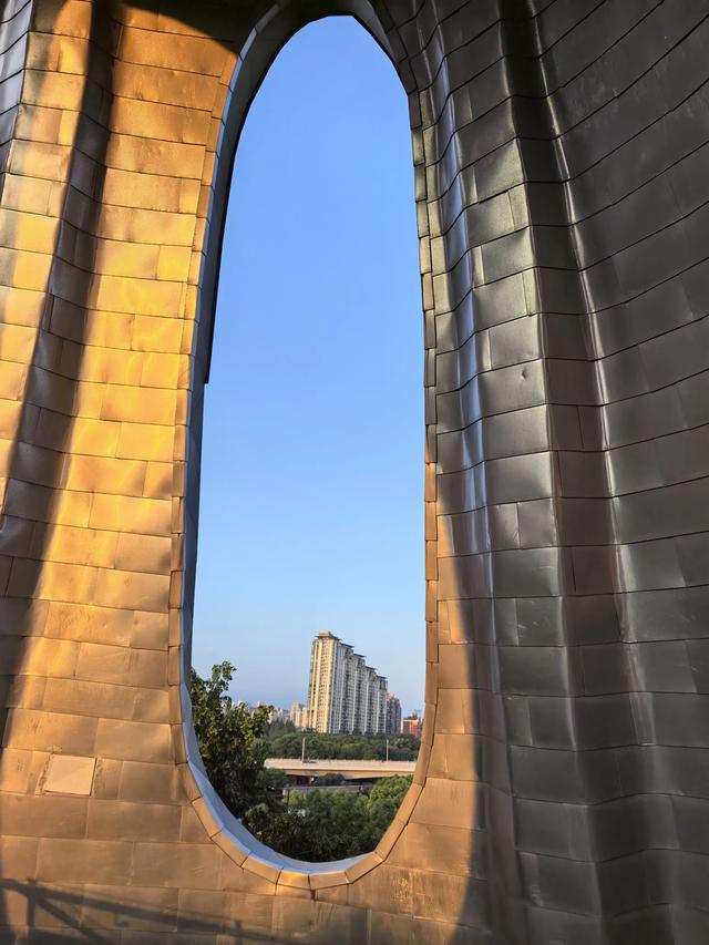 苏州河畔的时空漫游：从钢铁金融到流金水岸