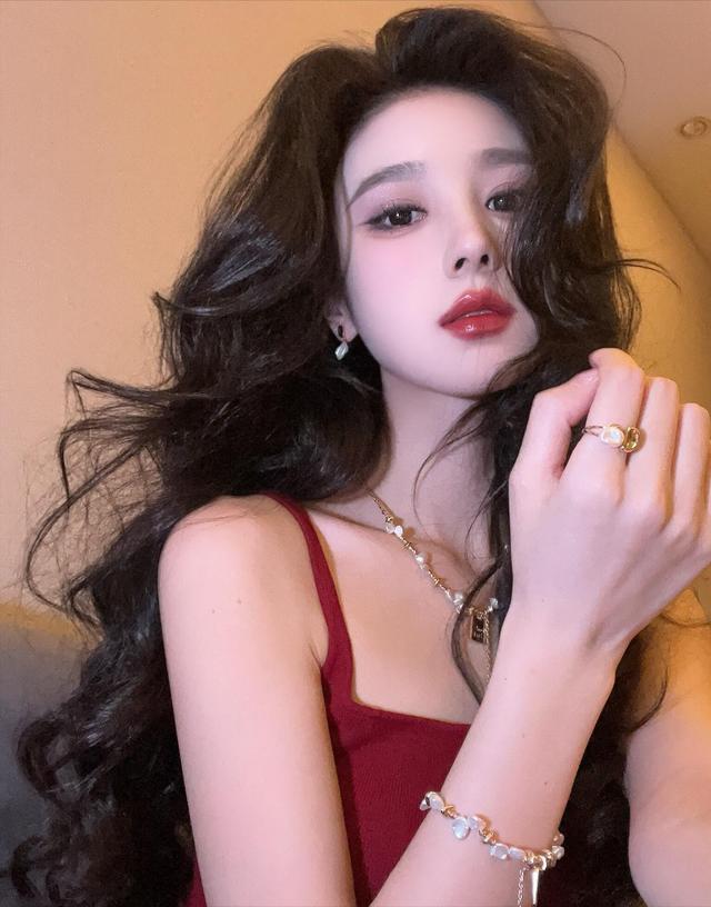 上海一校花美出圈了，貌美迷人，美的无可挑剔，高级满满