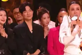 终于有人说了实话，70岁香港歌后甄妮问那英，你好意思赢吗？图片