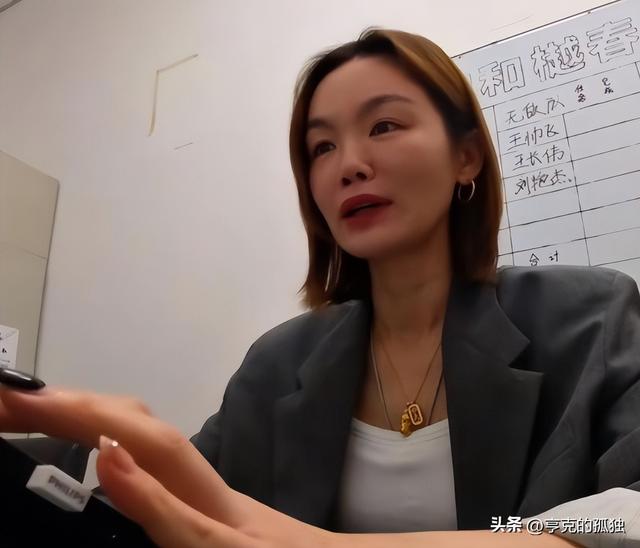 百万年薪网红"赵总"离职，入职10年，员工放炮欢送，老公在家躺平
