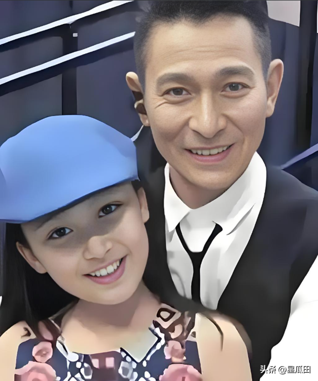 母亲46岁生下她，父亲刘德华用亿万富养，如今13岁她成了这个模样